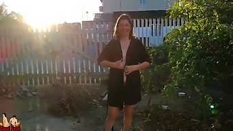 Esposa Muestra Sus Partes Íntimas Al Repartidor Una Vez Más