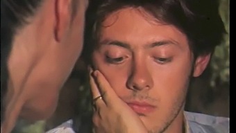 Muž Naplňuje Svou Fantazii Tím, Že Má Sex Se Ženou, Do Které Byl Poprvé Zamilovaný.